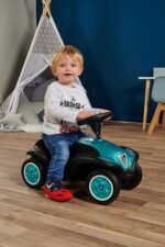 Automobilis su garso signalu ir LED žibintai