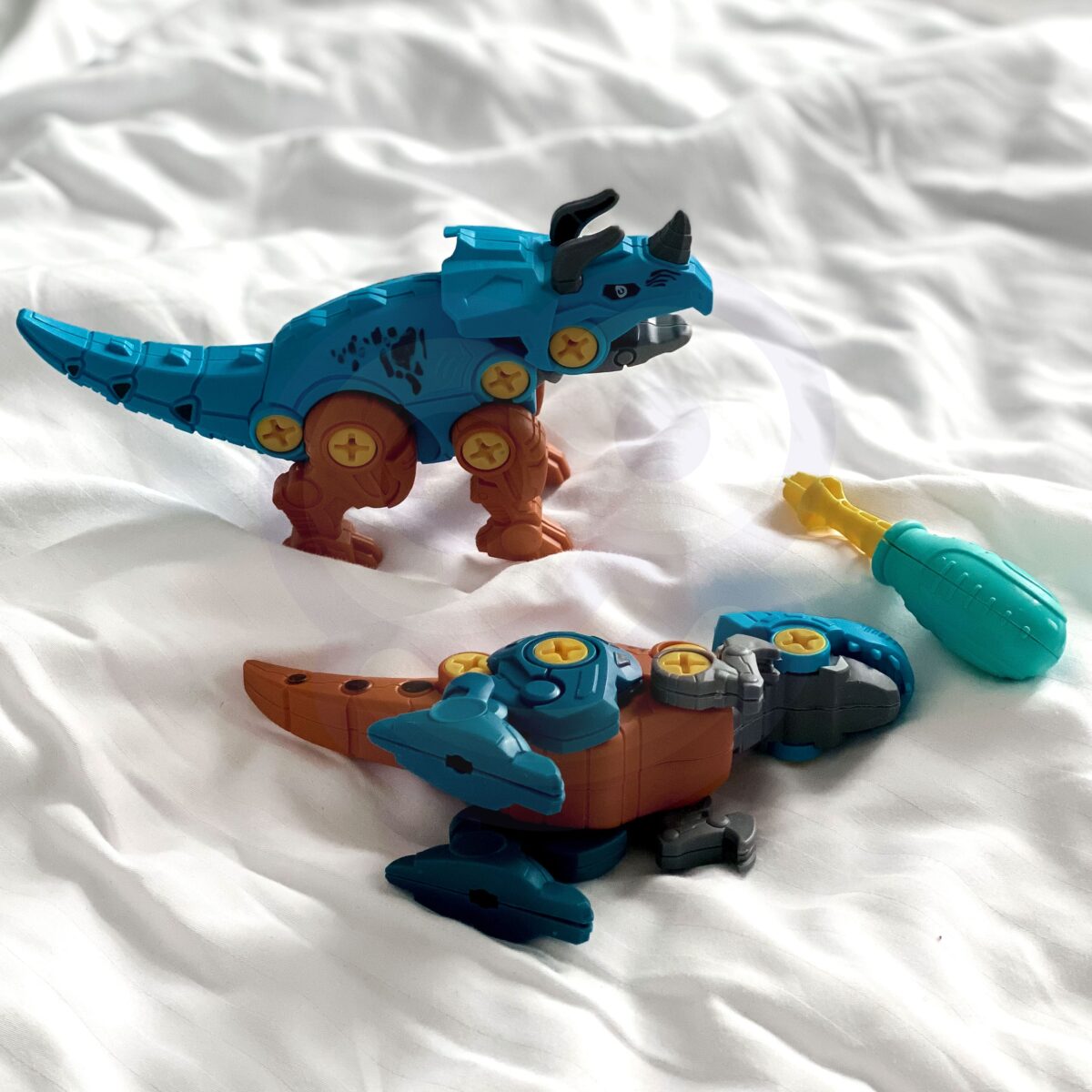 Konstrukcinis dinozauras kiaušinyje su atsuktuvu – Triceratopas