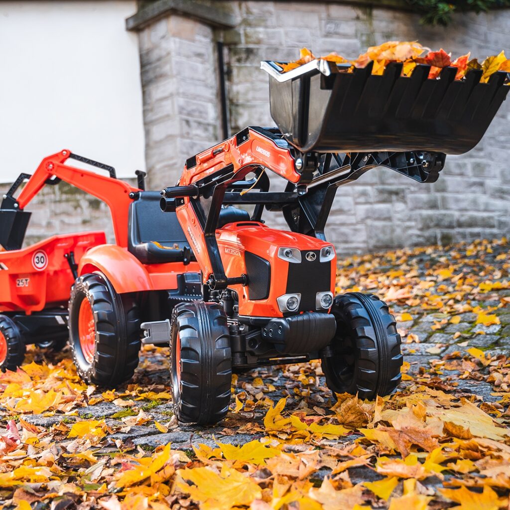 Kubota oranžinis traktorius su priekaba nuo 3 metų